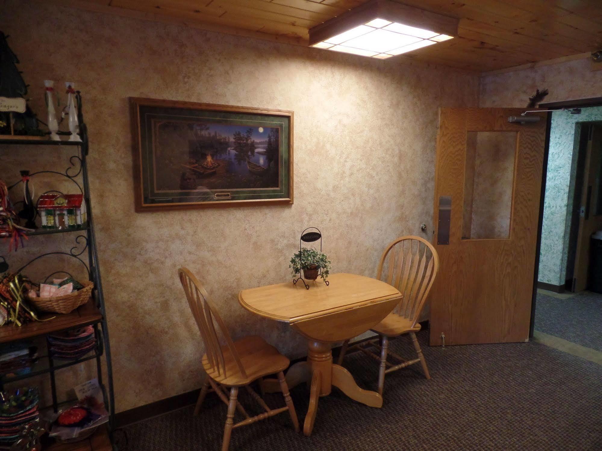 Chicaugon Lake Inn Gaastra Exterior photo