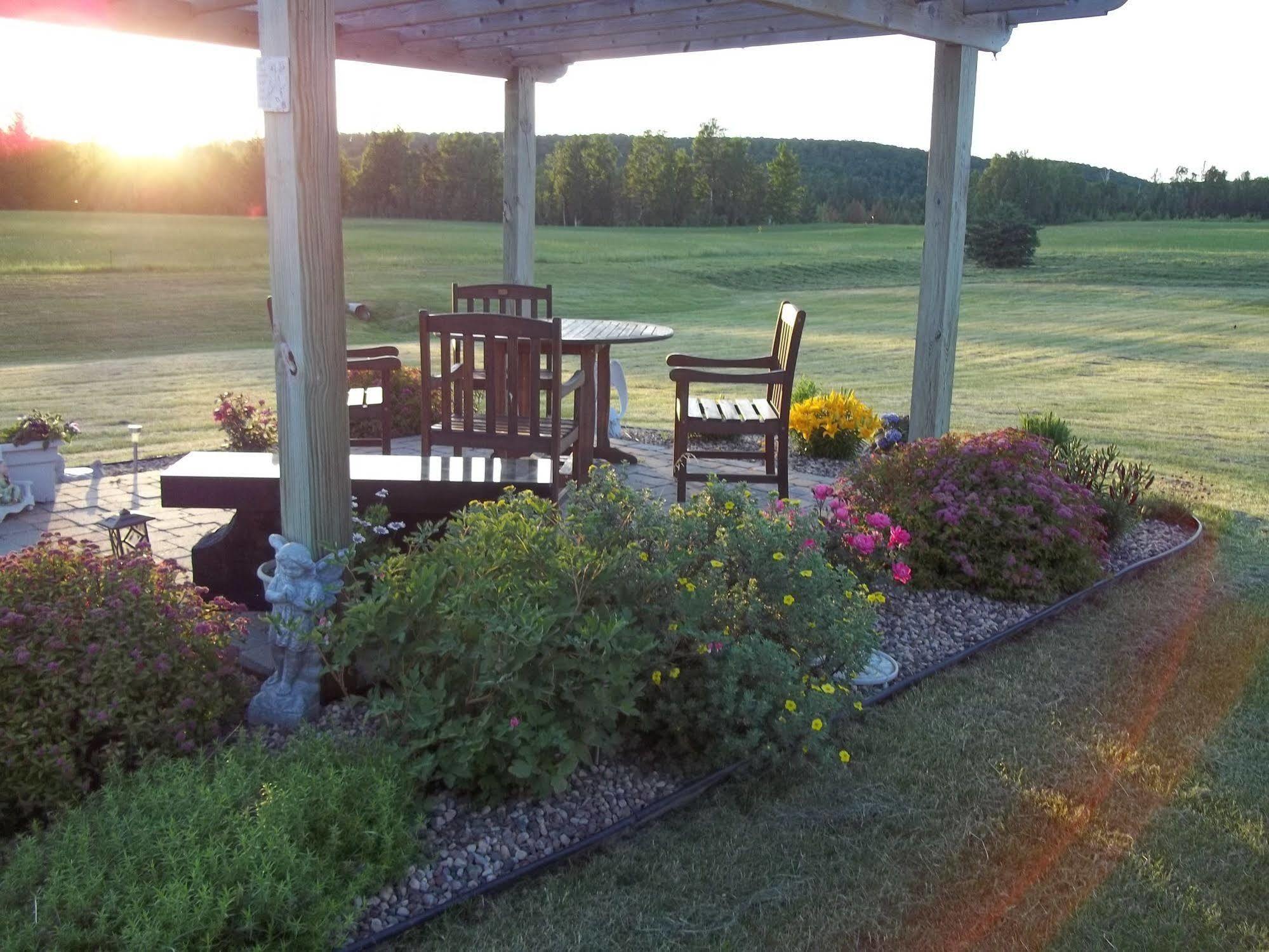 Chicaugon Lake Inn Gaastra Exterior photo