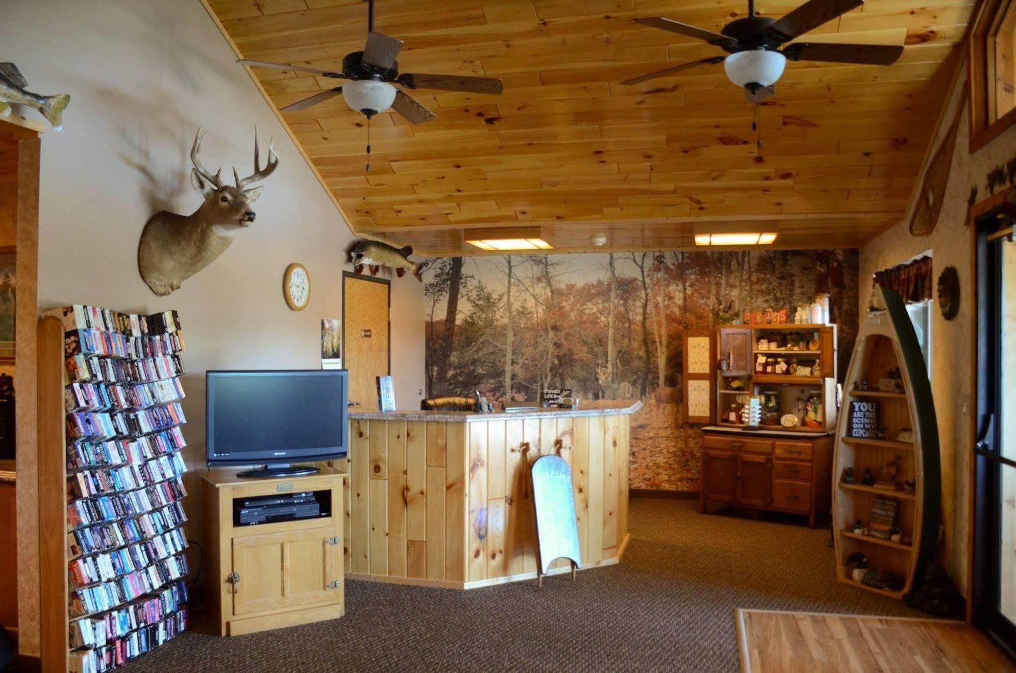 Chicaugon Lake Inn Gaastra Exterior photo